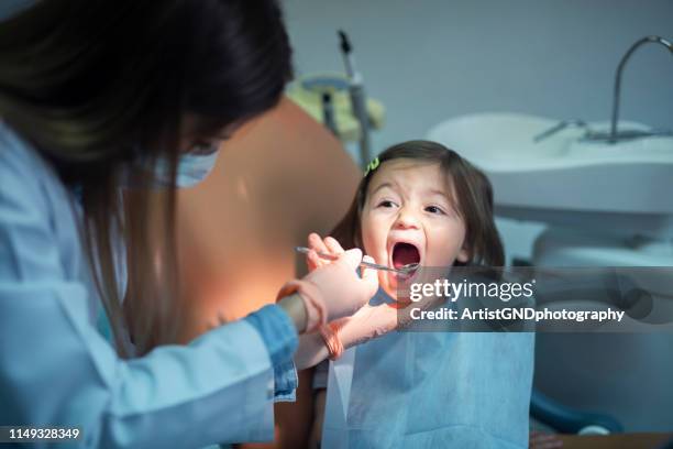 bella ragazza carina dal dentista - dentista bambini foto e immagini stock