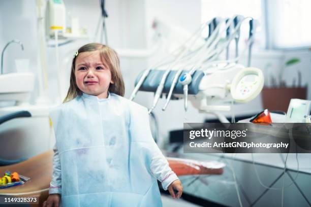 ik wil niet tandarts, kind huilen - tandpijn stockfoto's en -beelden