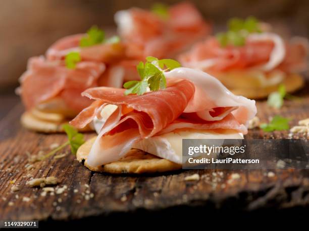 prosciutto und brie crackers - lebensmittel trocknen stock-fotos und bilder