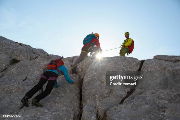 bergsteigergruppe auf dem weg nach oben - bergsteiger gruppe stock-fotos und bilder