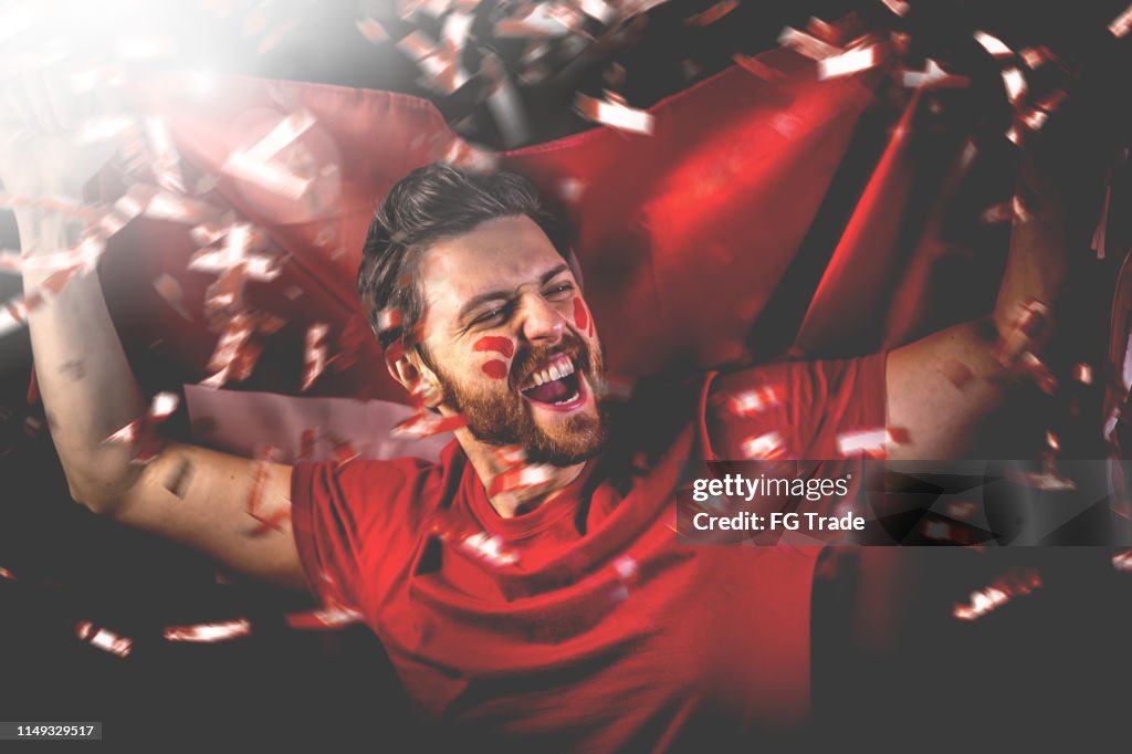 Schweizer Fan feiert mit der Nationalflagge