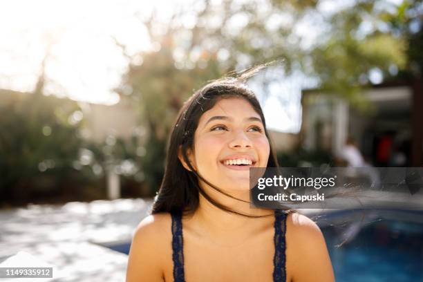 schöne brünette mädchenportrait - brunette smiling stock-fotos und bilder