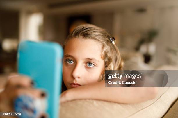 teenage girl using social media on phone - criança mal educada imagens e fotografias de stock