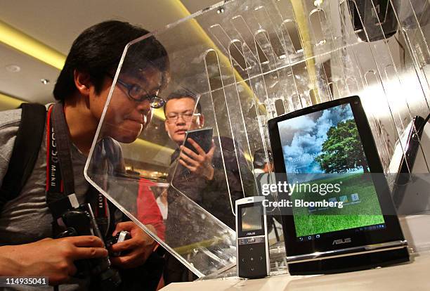 Visitor looks at an Asustek Computer Inc. Eee Pad MeMO 3D during a news conference ahead of Computex Taipei 2011 in Taipei, Taiwan, on Monday, May...