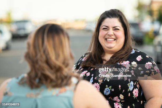mittelalterliche frauen im gespräch mitten auf der straße - nachbar stock-fotos und bilder