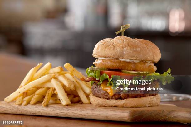 burger und fries - bacon cheeseburger stock-fotos und bilder
