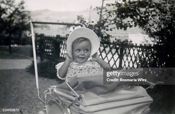 baby girl wearing sunhat and smiling - sólo bebés fotografías e imágenes de stock