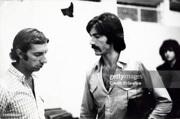 Coach of San Lorenzo Carlos Bilardo looks on next to his goalkeeper Ricardo La Volpe on February 15, 1979 in Buenos Aires, Argentina.