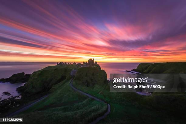 dunnottar castle pre dawn lightshow - scottish castle stock-fotos und bilder