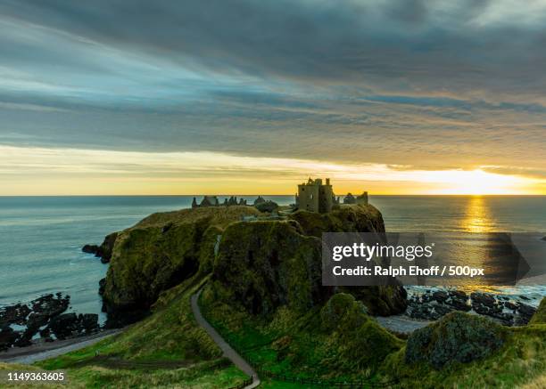dunnottar castle sunrise - dunnottar castle 個照片及圖片檔