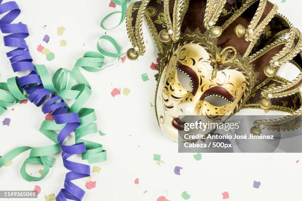 carnival venetian mask, confetti and streamers - masquerade mask imagens e fotografias de stock