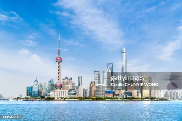 panorama van de skyline van shanghai, china, met de iconische gebouwen - shanghai stockfoto's en -beelden