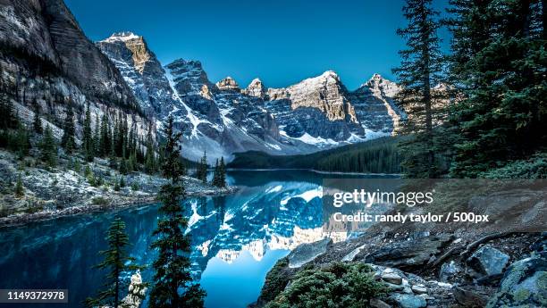 moraine lake reflection - moraine lake stock pictures, royalty-free photos & images