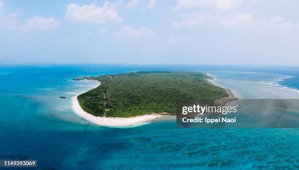 tropical island from above, aragusuku-jima, yaeyama islands, okinawa, japan - aragusuku island stock pictures, royalty-free photos & images