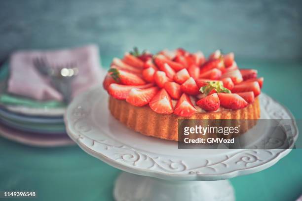 erdbeer-tart mit vanillecreme - erdbeerkuchen stock-fotos und bilder