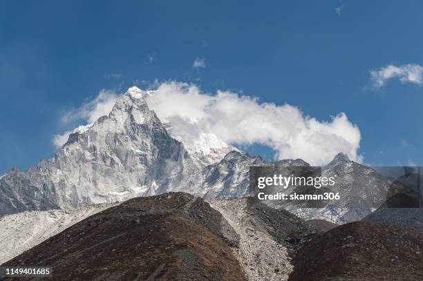 himalayas mountain range  near dingboche village on the way to everest basecamp nepal - k2 mountain stock-fotos und bilder