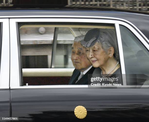 Former Japanese Emperor Akihito and former Empress Michiko arrive at Senyuji, a temple in Kyoto, on June 12 to offer prayers at the mausoleum of...