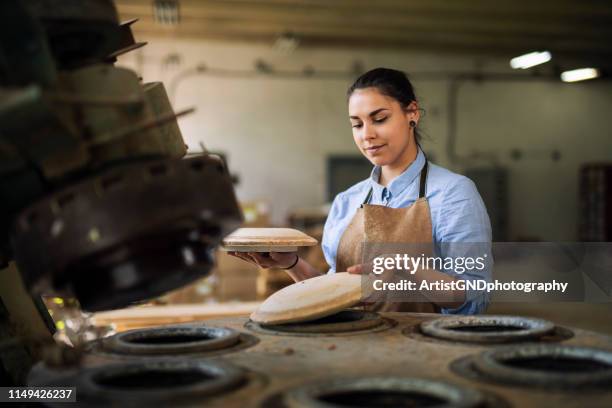 mujer prepare la máquina para preparar placas de cerámica. - ceramics fotografías e imágenes de stock