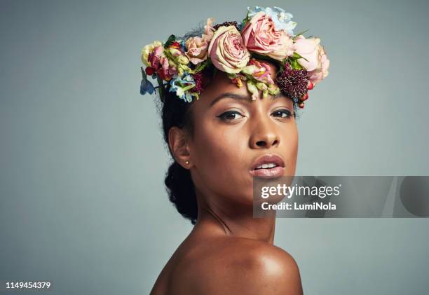 verzauberte schönheit - griechische göttin stock-fotos und bilder