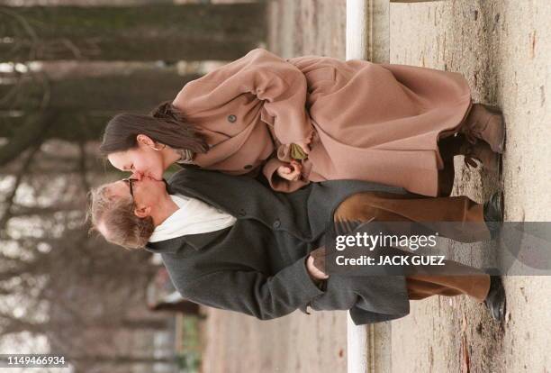 Le réalisateur américain Woody Allen embrasse Soon-Yi, le 26 décembre, au cours d'une promenade dans le jardin des Tuileries à Paris où ils passent...