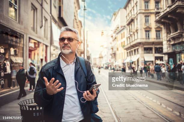 uomo che usa un telefono - gesturing foto e immagini stock