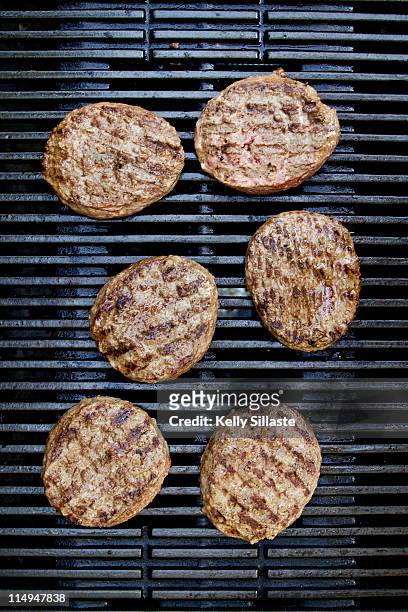 barbecued hamburgers on grill - grill von oben stock-fotos und bilder