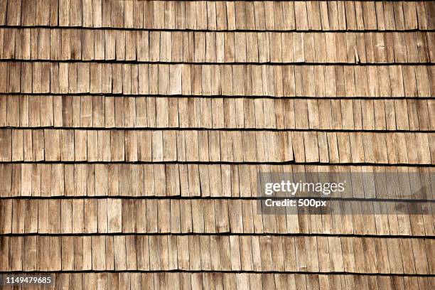 wooden old roof pattern view - vis fotografías e imágenes de stock