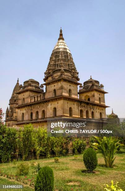 ancient cenotaph - orchha stock-fotos und bilder