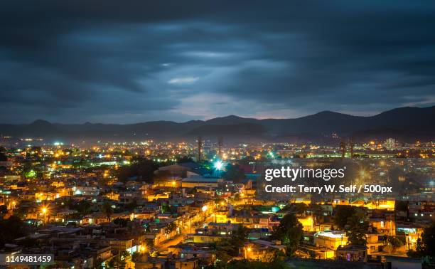 evening - santiago de cuba photos et images de collection
