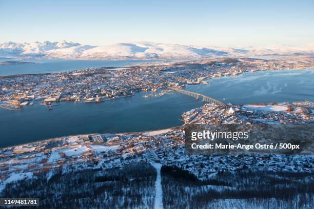 panorama sur tromsø, norvège - tromsö stock-fotos und bilder