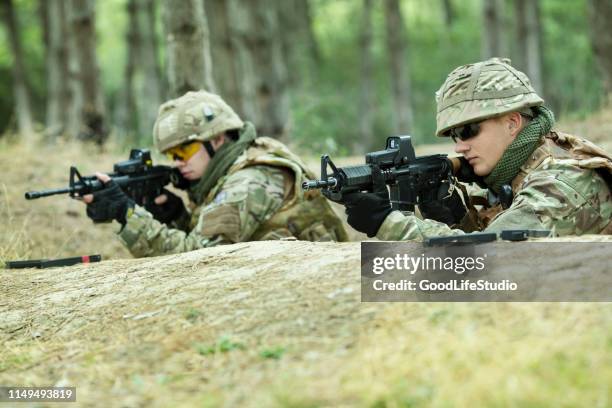 soldados en una trinchera - campamento de instrucción militar fotografías e imágenes de stock