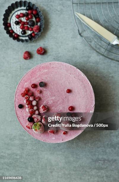 vegan raw cake with berries, cashew cream, coconut butter and coconut milk, and base made of - cheesecake white stockfoto's en -beelden