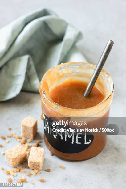 homemade caramel sauce in jar - caramel liquide photos et images de collection