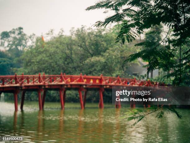 asian bridge over lake at park - hoan kiem lake photos et images de collection