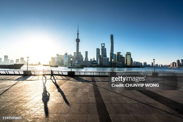 morning, de bund in shanghai - shanghai stockfoto's en -beelden