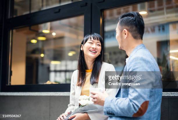 asiatisches paar redet glücklich - chinese person stock-fotos und bilder