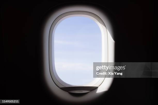 blue sky and white clouds through the aircraft window - hublot photos et images de collection