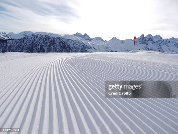 ski slope - pista de esquí fotografías e imágenes de stock