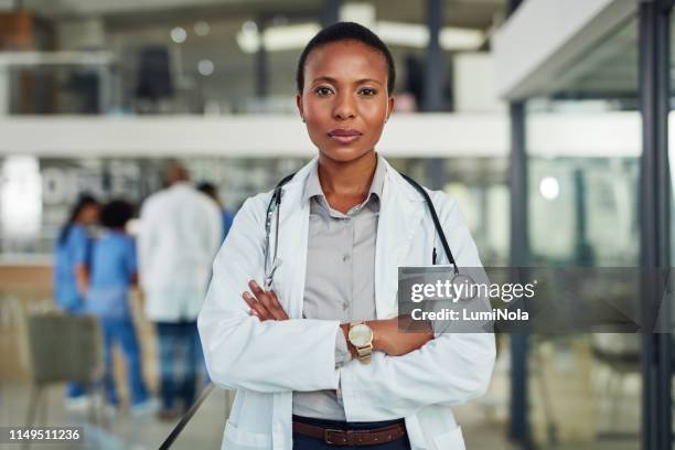 u hoeft niet een second opinion met haar expertise - female doctor portrait stockfoto's en -beelden