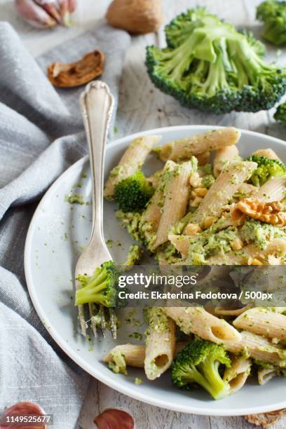 wholegrain pasta with broccoli and walnuts cream - pasta integrale foto e immagini stock