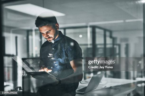 overwerk is iets wat alle succesvolle mensen moeten doen - computeronderdeel stockfoto's en -beelden