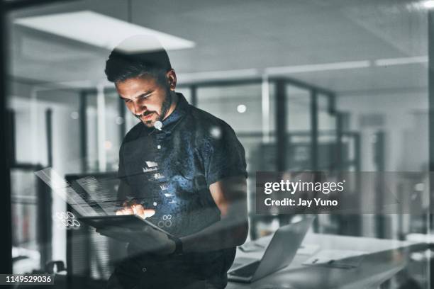 overwerk is iets wat alle succesvolle mensen moeten doen - confident young man at work stockfoto's en -beelden