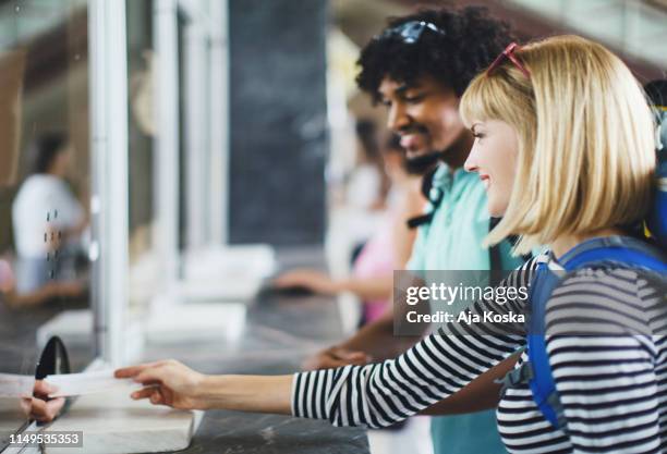 comprando billetes de tren. - taquilla lugar de comercio fotografías e imágenes de stock