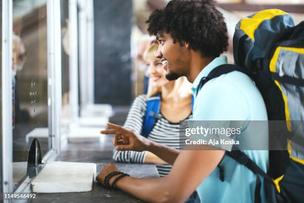 comprando billetes de tren. - taquilla lugar de comercio fotografías e imágenes de stock