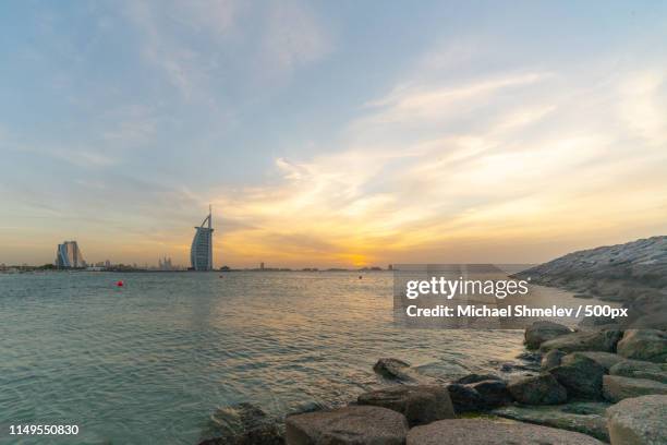 burj al arab at sunrise - dubai jumeirah beach imagens e fotografias de stock