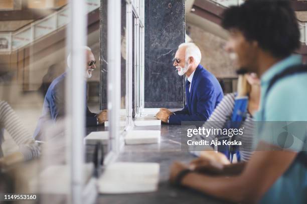 comprando billetes de tren. - taquilla lugar de comercio fotografías e imágenes de stock