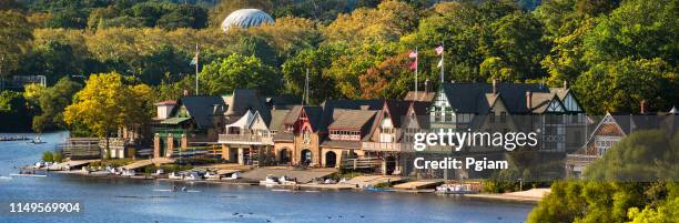 panorama de la rangée de boathouse à philadelphie - schuylkill river photos et images de collection