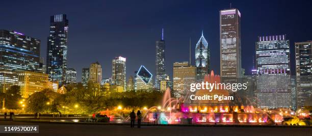 chicago buckingham fountain panoramic at night - buckingham fountain stock pictures, royalty-free photos & images