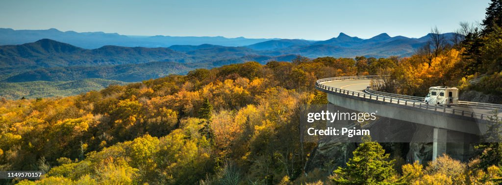 Linn Cove Viaduct panorama en el Blue Ridge Parkway en otoño