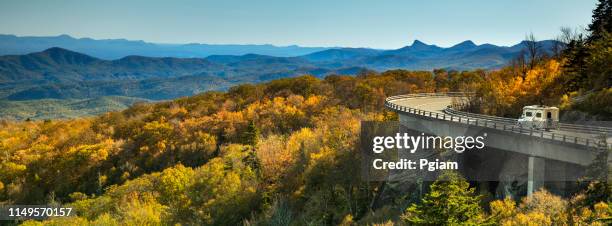 panorama del viadotto di linn cove sulla passerella blue ridge in autunno - parco nazionale great smoky mountains foto e immagini stock
